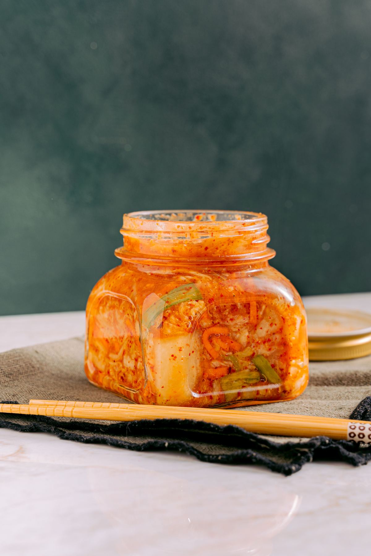 유리병에 담긴 김치, 밑반찬·저장음식 이미지